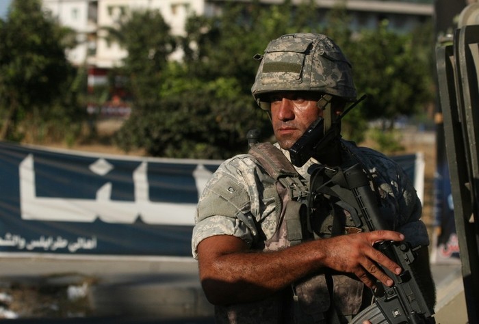 Quân đội chính phủ Lebanon điều động lực lượng đến Bab al-Tebbaneh để giải quyết và kiểm soát tình hình.